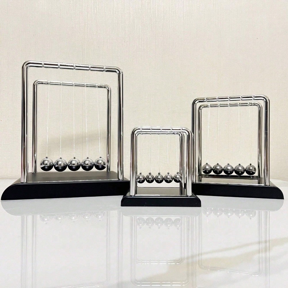 Black Metal Newton's Cradle Ba - Tech Accessories For Office のレビューと価格